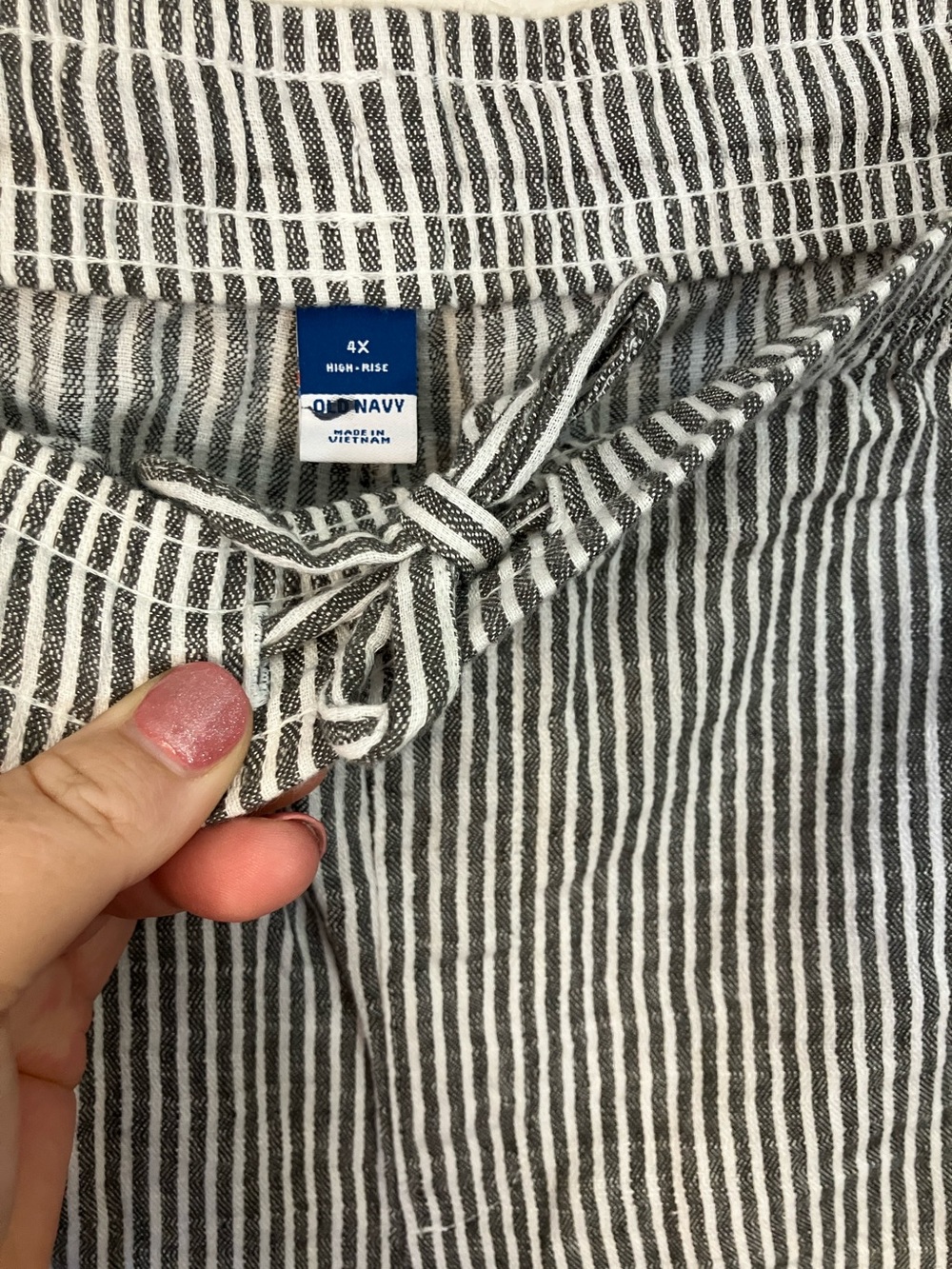 Old Navy Grey and White Striped Women’s Shorts - Picture 3 of 7